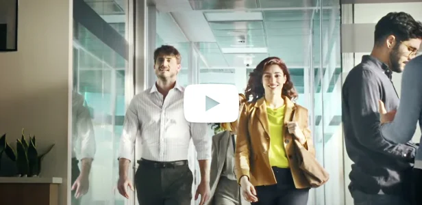 Profesional financiero acompañando en el proceso hipotecario