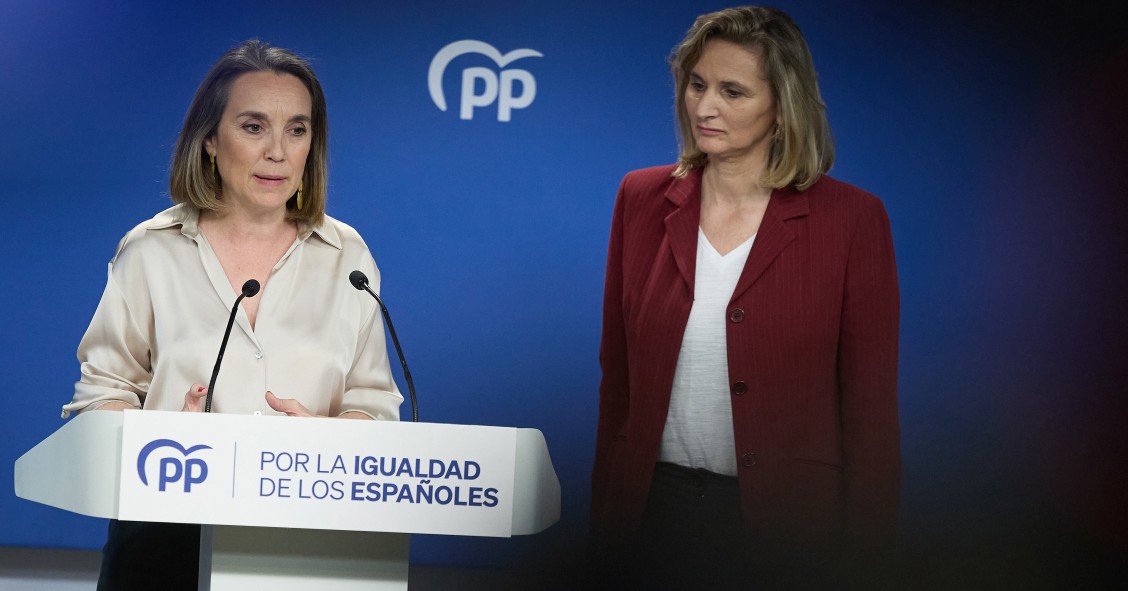 La secretaria general del PP, Cuca Gamarra (i), y la vicesecretaria de Desarrollo Sostenible del PP, Paloma Martín (d), durante una rueda de prensa, en la sede del Partido Popular, a 18 de abril de 2024, en Madrid (España). Durante la comparecencia, se ha